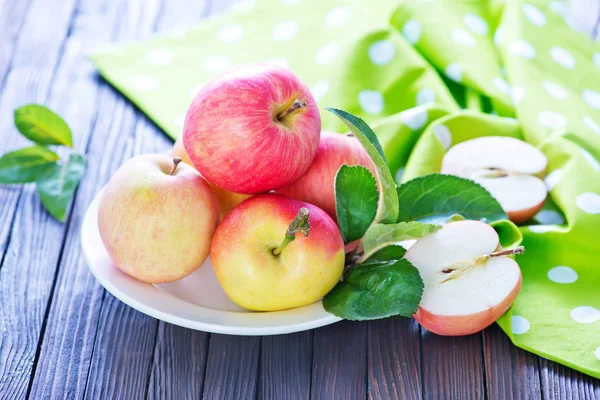 Fresh apples on plate — Stock Photo, Image