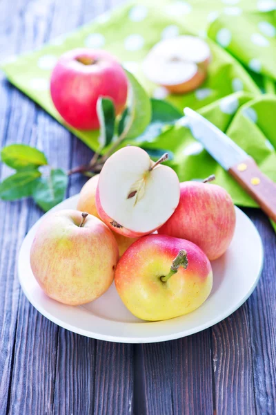 Manzanas frescas en el plato —  Fotos de Stock