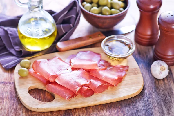 Räucherfleisch an Bord — Stockfoto