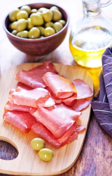 Räucherfleisch an Bord — Stockfoto