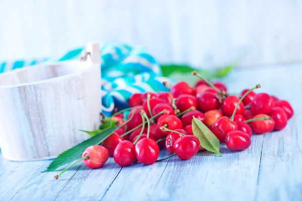 Fresh cherries and white bowl — Stock Photo, Image