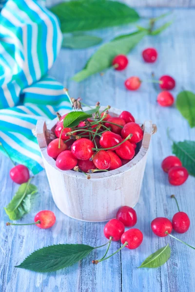 Cerezas frescas y tazón blanco —  Fotos de Stock