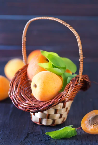 Fresh yellow apricots — Stock Photo, Image