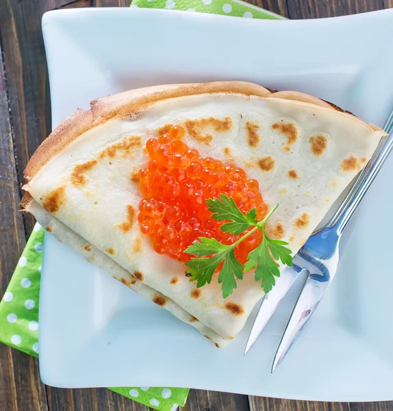 Panqueques con caviar de salmón — Foto de Stock