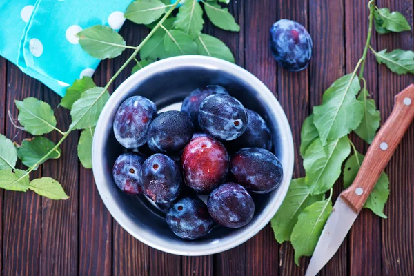 Fresh plums in bowl — Stock Photo, Image