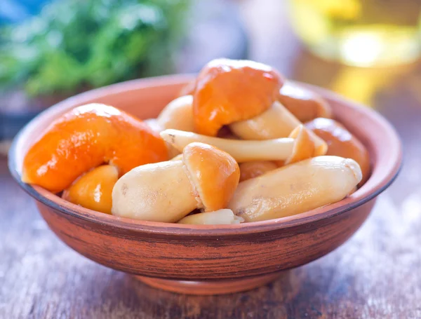 Marinated mushrooms in bowl — Stock Photo, Image