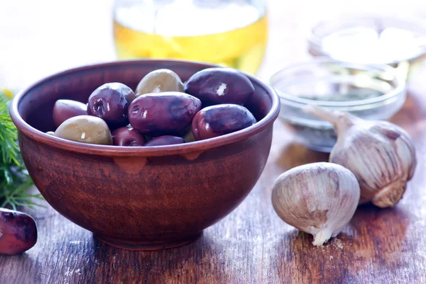 Olives and olive oil — Stock Photo, Image