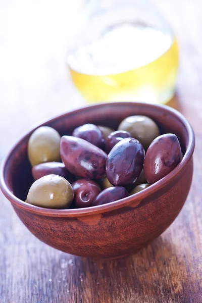 Olives and olive oil — Stock Photo, Image