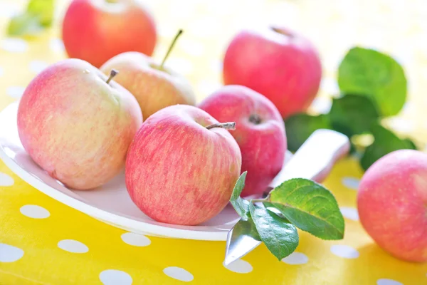 Frische Äpfel auf dem Teller — Stockfoto