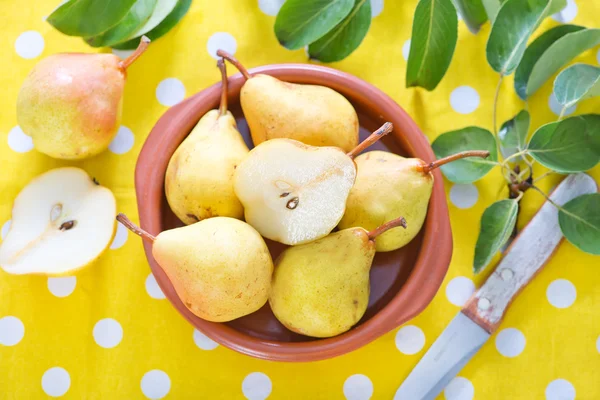 Fresh pears in bowl — Stock Photo, Image