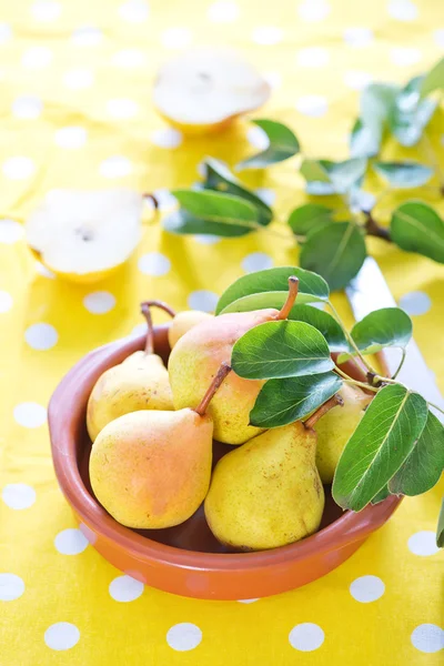 Fresh pears in bowl — Stock Photo, Image