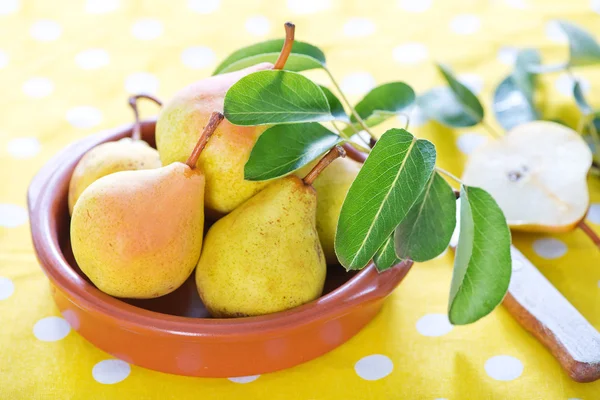 Fresh pears in bowl — Stock Photo, Image