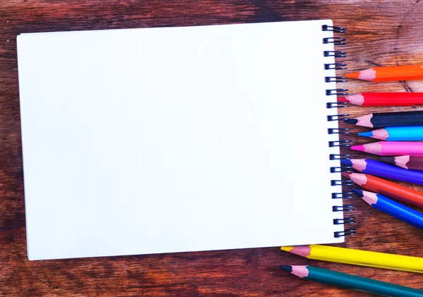 Renkli kurşun kalem ve defter — Stok fotoğraf