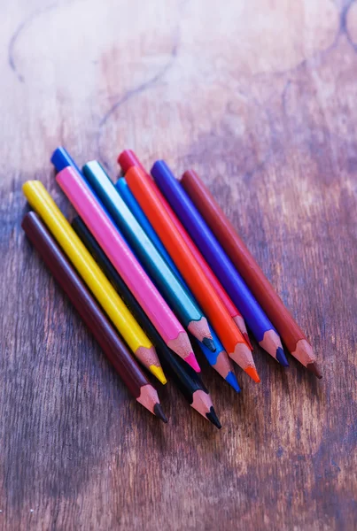 Hoop van kleurrijke potloden — Stockfoto