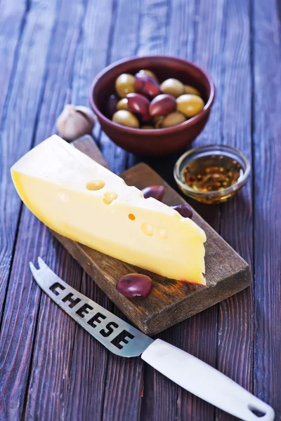 Stück Käse mit Oliven — Stockfoto