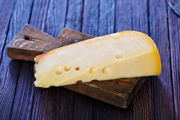 Вкусный кусок сыра — стоковое фото