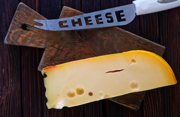 Pedazo de queso con cuchillo — Foto de Stock