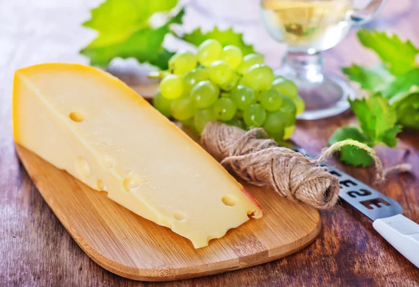 チーズとボード上のブドウ — ストック写真