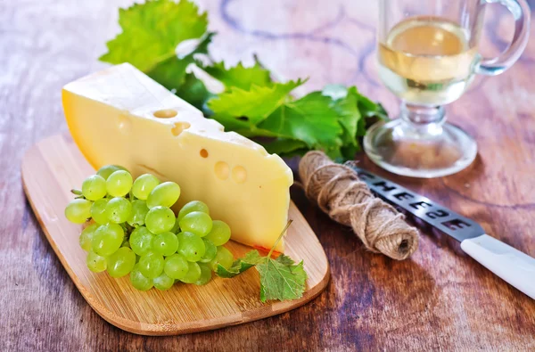 Сыр и виноград на борту — стоковое фото
