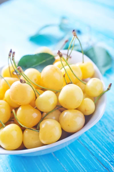 Gelbe Kirschen in Schale — Stockfoto