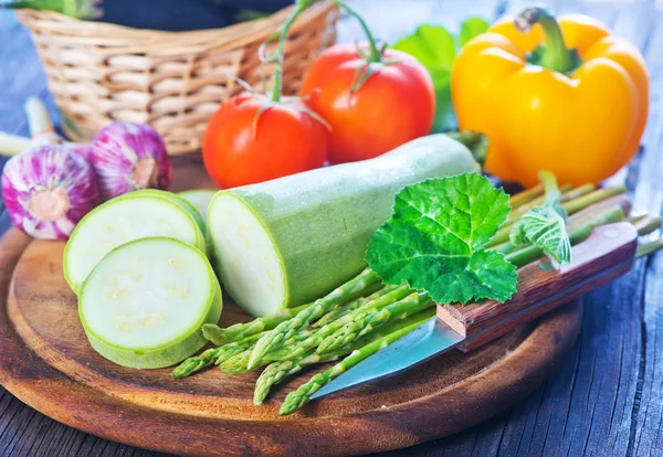 Verduras crudas y cuchillo —  Fotos de Stock