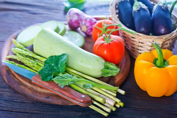 Verduras crudas y cuchillo —  Fotos de Stock