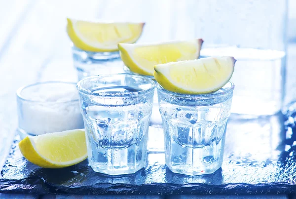 Tequilla with limes in glasses — Stock Photo, Image