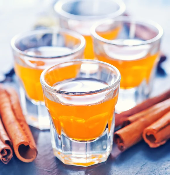 Licor de naranja en vasos pequeños — Foto de Stock