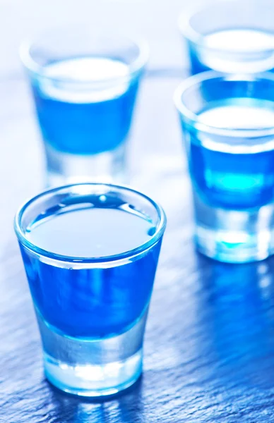 Синий алкогольный напиток — стоковое фото