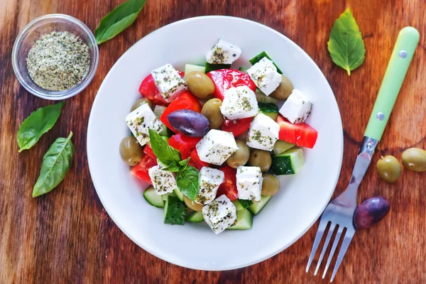 Salade grecque sur assiette — Photo