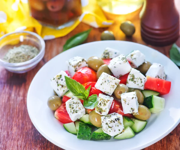 Salată greacă pe farfurie — Fotografie, imagine de stoc