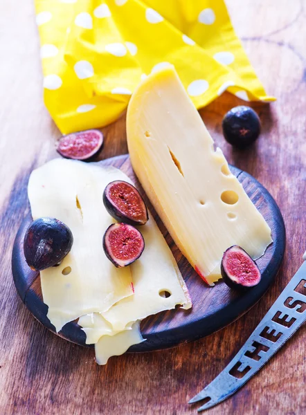 Fresh cheese and figs — Stock Photo, Image