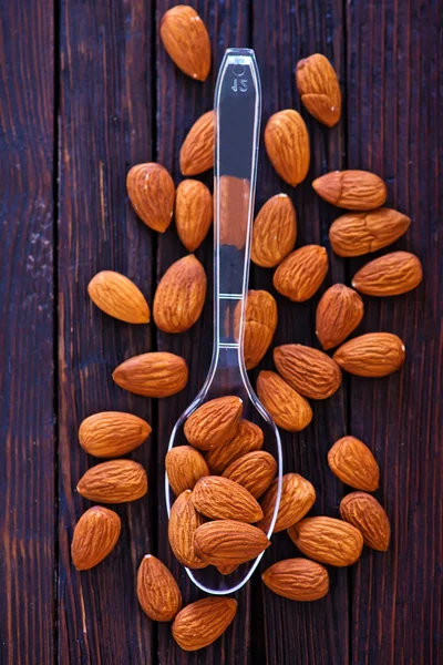 Almendras secas en cuchara —  Fotos de Stock