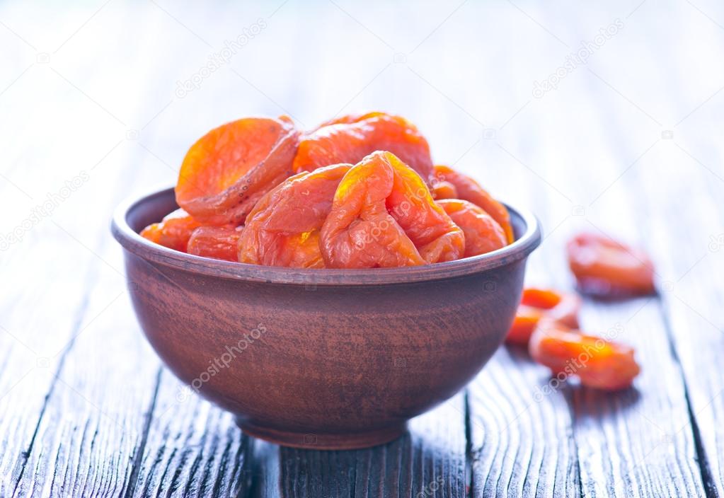 dry apricots in bowl