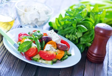 plaka üzerinde Yunan salatası