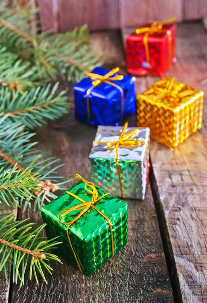 Regalos de Navidad en la mesa —  Fotos de Stock