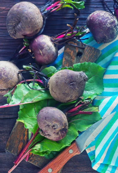 Raw beet and knife — Stock Photo, Image