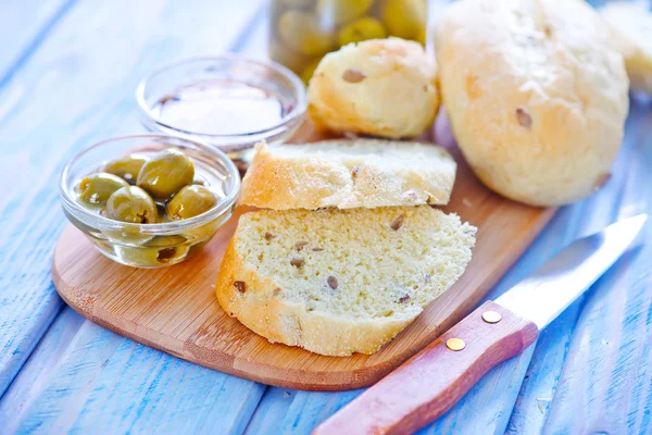 Bread with olives and oil — Stock Photo, Image