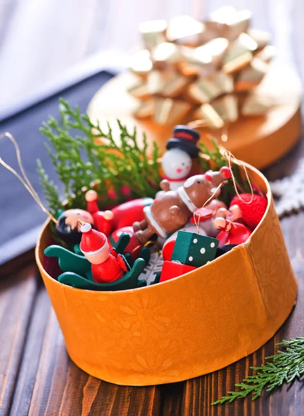 Decorazioni natalizie in scatola — Foto Stock