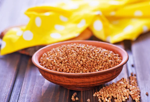 Grano saraceno in ciotola sul tavolo — Foto Stock