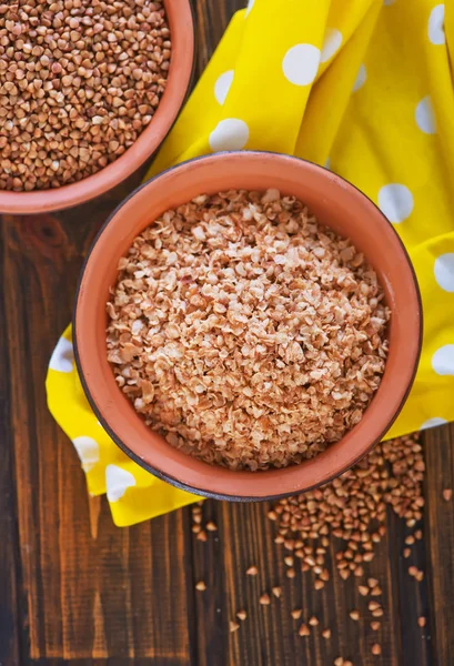 Grano saraceno in ciotole sul tavolo — Foto Stock