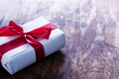 kırmızı kurdele ile mevcut