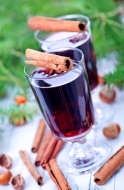 Bardaklarda mulled şarap