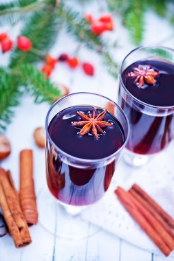 Bardaklarda mulled şarap