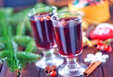 Bardaklarda mulled şarap