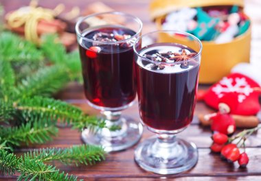 Bardaklarda mulled şarap