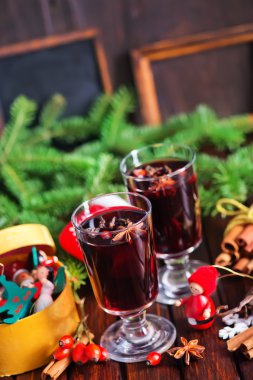 Bardaklarda mulled şarap
