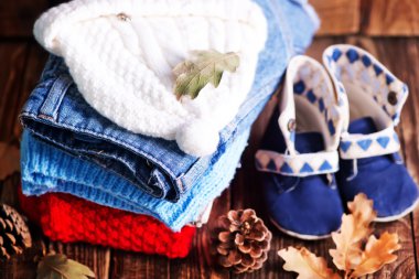 Bebek giysileri masada