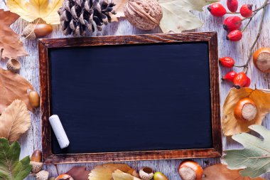Yazı tahtası ve sonbahar dekorasyonları