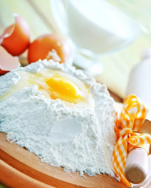 Farinha e ovos crus — Fotografia de Stock